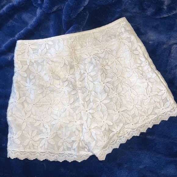 MONTEAU. WHITE DRESSY SHORTS. FLORAL LACE LIKE OVERLAY. 2.5-3” INSEAM. FEMININE - Picture 7 of 10